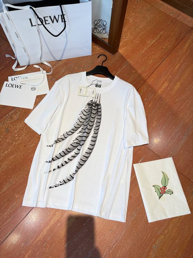 上新！ Loewe*轻到可以飘起来的一套Ootd｜柔软材质的T恤，一定是夏天必备Loew X Paulas羽毛设计灵感穿上整个人都轻盈起来 秀场羽毛元素，白色T