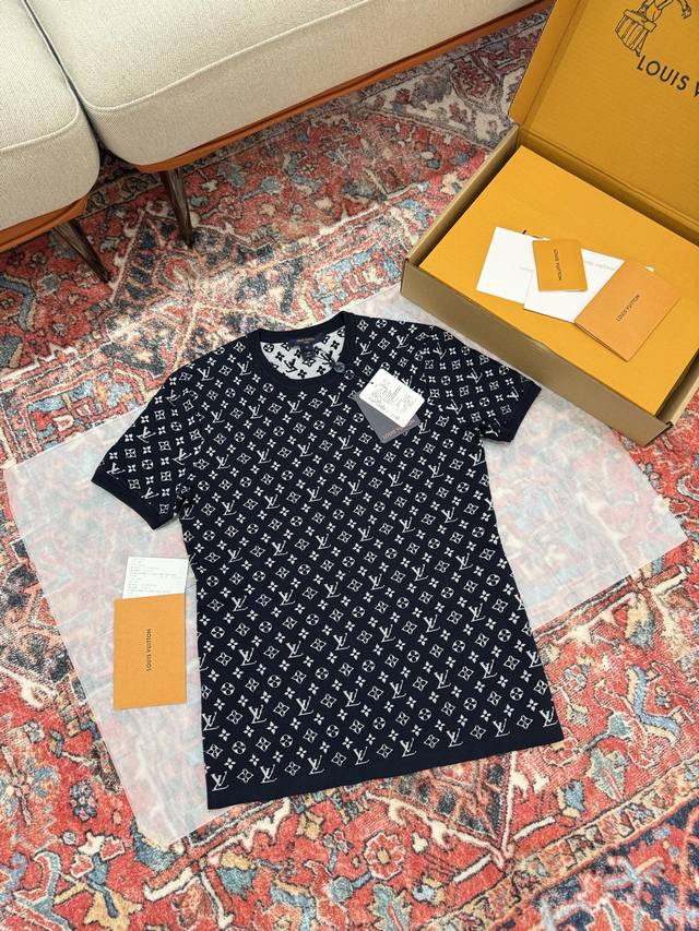 上新，不含包装 Louis V* 25秋冬新款 女士老挂针织短袖 史上最强的对位了 基本全是手工定位对花操作 没有裁刀推 为的就是极高度还原 工艺难度不是三言两