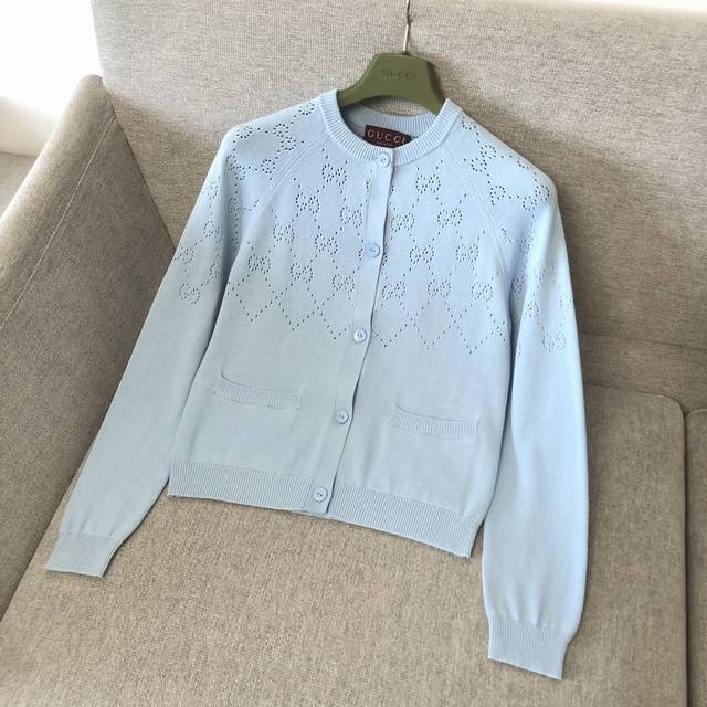 Gucci镂空菱纹针织开衫独家 Gg字母交织图案焕新诠释品牌的隽永优雅风范和精湛工艺。这款圆领开衫以淡蓝色棉布匠心打造，缀饰Gg菱纹细节。