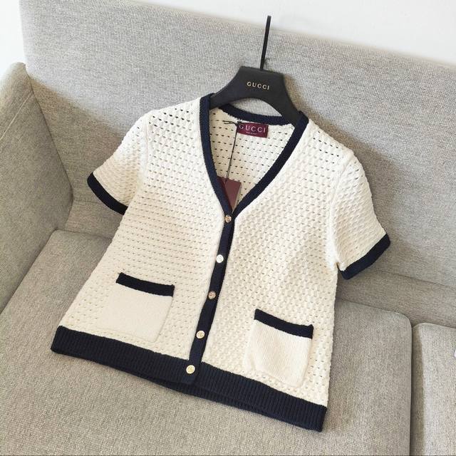 Gucci精棉钩织开衫独家 2025早秋系列匠心融蕴条纹、撞色滚边和品牌标志性图案，以航海风设计元素为休闲廓形添姿加彩，缔造理想海边穿搭单品。这款精美的钩织上衣