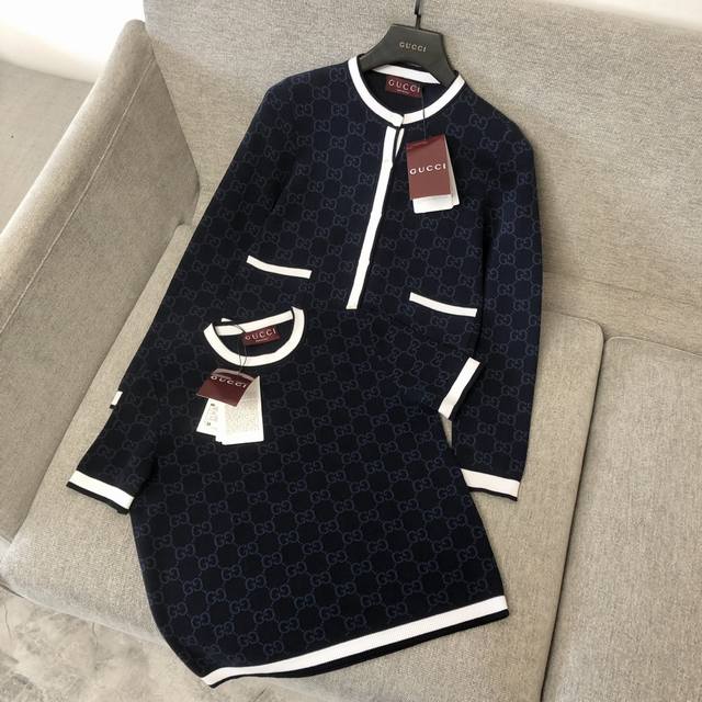 Gucci Gg精棉提花圆领针织短袖独家 2025早秋系列将多样纹理和精致细节巧妙糅于一体。Gg提花编织面料和精美细节同台献艺，宣告季节轮换，感受四时之美。这款