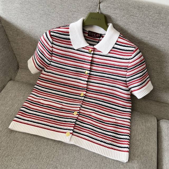 上新！ Gucc顶级品质 独家条纹针织短袖开衫 这款Polo开衫以精细针织面料匠心打造，为2025早春系列再添亮眼力作。白色、红色与蓝色丝线编织新颖条纹图案，搭