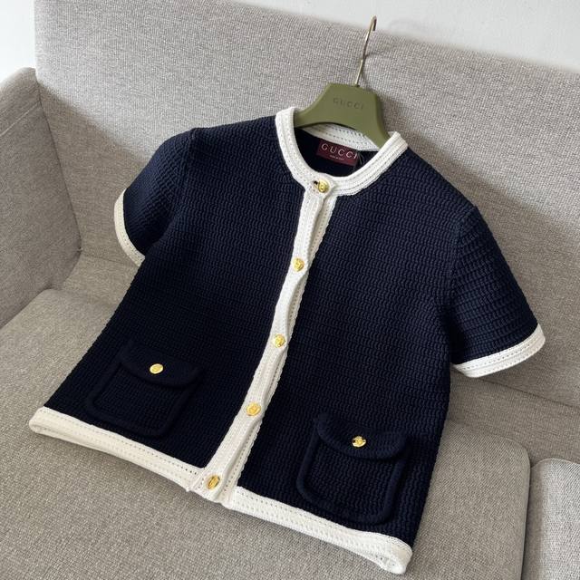 独家 Gucc鼎级品质精细棉布开衫 这款圆领开衫以精细棉布匠心打造，为2025早春系列再添亮眼力作。海军蓝色调为单品增添雅致格调，金色调徽章纽扣更添设计意趣。