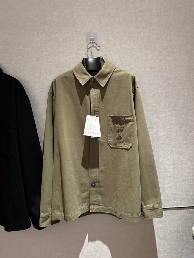 上新！ Saint Lauren* Cassandra衬衫强势回归！辨识性的刺绣Logo 超绝版型设计，版型属于直筒的，上身很有味道，朴实的质感，独一份的高及感