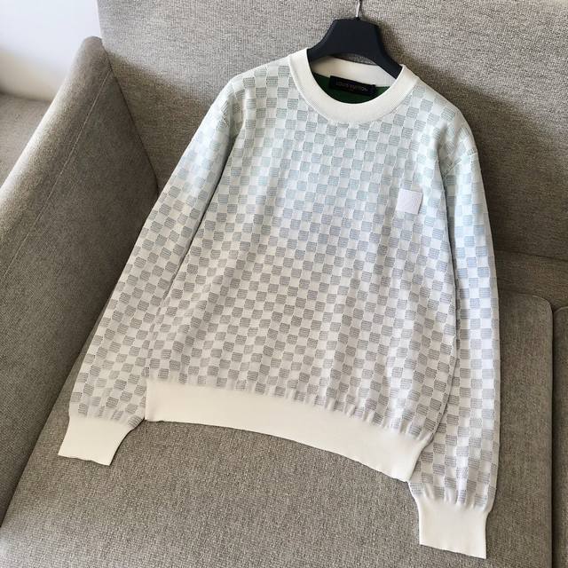 Louis Damier 渐变提花套头衫 独家 本款棉质长袖套头衫依托提花网格针织工艺焕新 Damier 图案，令雅致色调呈现渐变效果，Marque L.Vui