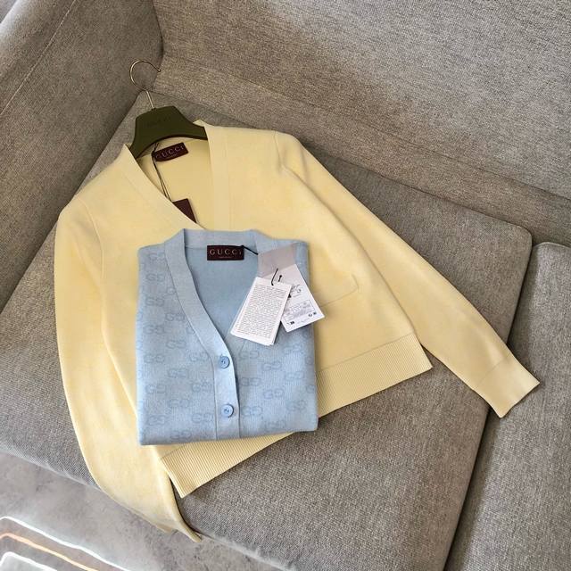 黄色 上新！ Gucc鼎级品质！精棉Gg提花针织开衫 独立爆款 Gg字母交织图案焕新诠释品牌的隽永优雅风范和精湛工艺。这款V领针织开衫以精棉Gg棉质提花面料匠心