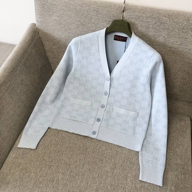 上新！ Gucc鼎级品质！精棉Gg提花针织开衫 独立爆款 Gg字母交织图案焕新诠释品牌的隽永优雅风范和精湛工艺。这款V领针织开衫以精棉Gg棉质提花面料匠心打造，