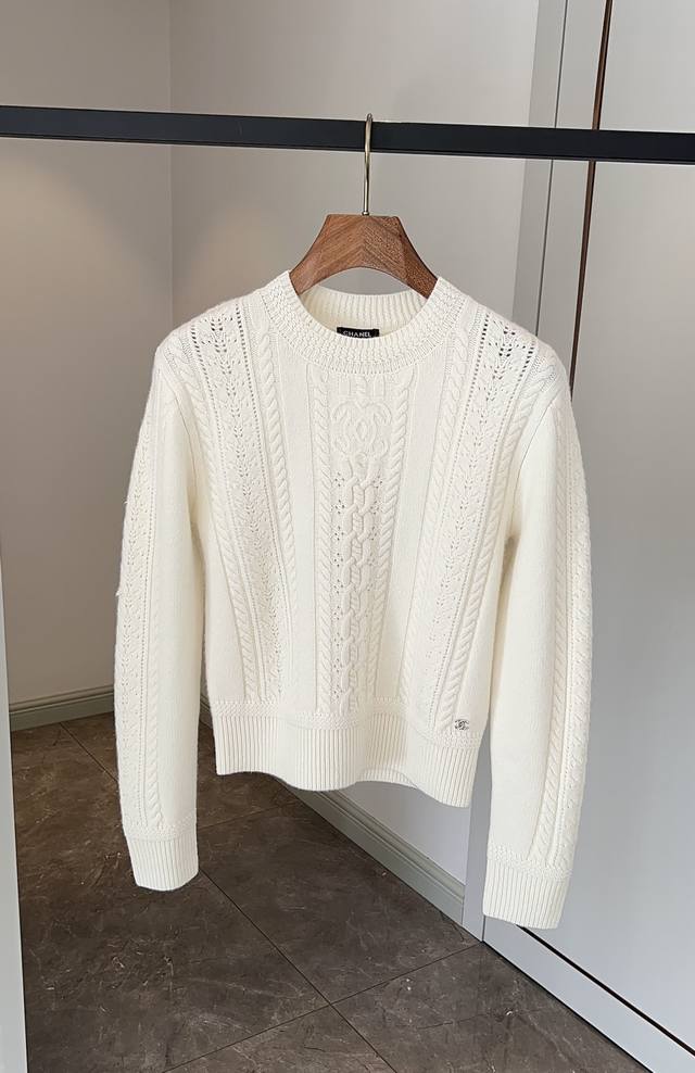 Chanel 25N Coconeige 滑雪系列 圆领款羊绒毛衣. 基础有腔调. 正品原装面料 定织71%山羊绒 19%桑蚕丝制作！ 这个做的好精致，极简风格