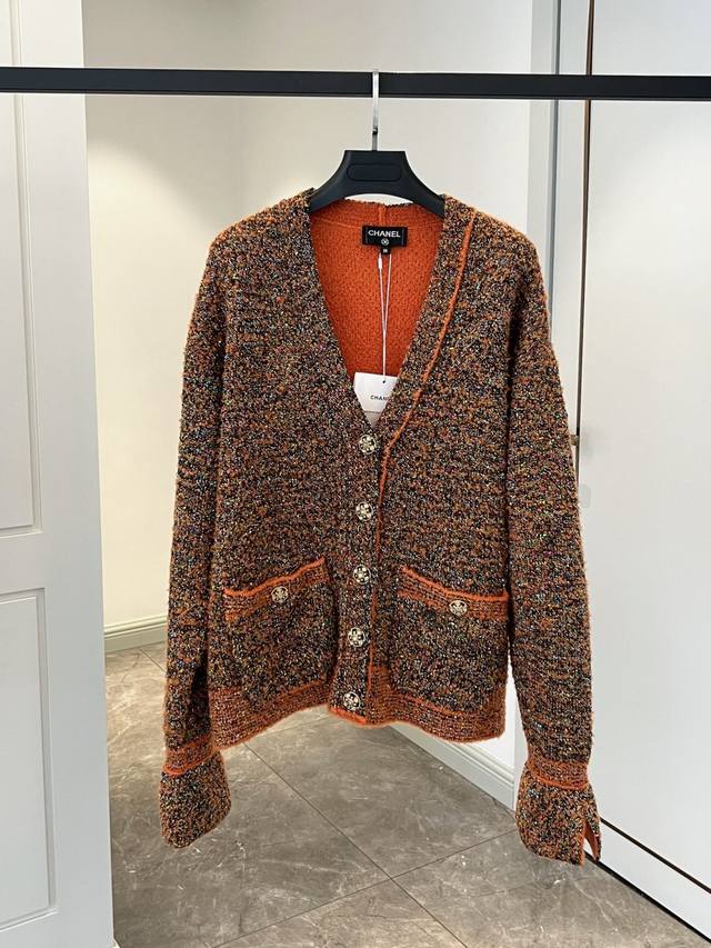Chanl 手工坊重工大毛衣. 克什米尔羊绒与羊毛等真丝超重磅制作； 全身更是珠片点缀加以工艺。细节超级满 ，我们慢慢看 权网最鼎级版出货