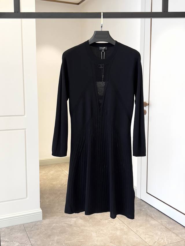 秋季新品！ 高端原装 Chanl 25B 香奈镂空针织连衣裙 . 到货36 38 40 .