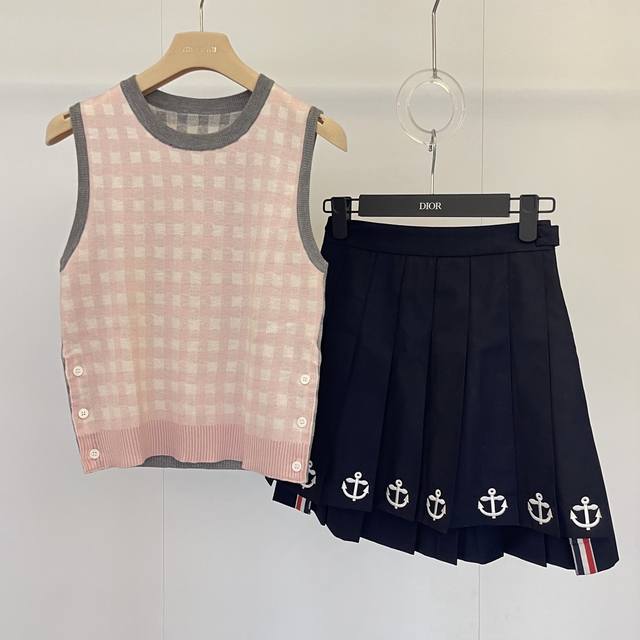马甲 Thom Browne 25Ss早秋新品上线 粉灰色撞色格纹针织马甲 开衫 极具少女感气息的粉灰配色 经久耐看的格纹元素 两者完美结合碰撞出少女的甜美俏皮