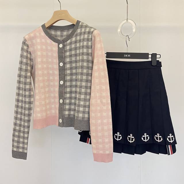 开衫 Thom Browne 25Ss早秋新品上线 粉灰色撞色格纹针织马甲 开衫 极具少女感气息的粉灰配色 经久耐看的格纹元素 两者完美结合碰撞出少女的甜美俏皮