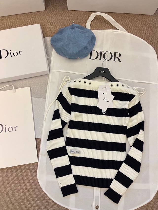 Dio’ 25Ss早春新品上线 撞色条纹一字肩抽绳针织衫 Yb一比一开发 最高版本发售 定织定染的羊毛纱线 经典的黑白撞色 条纹控看过来！！！ 慵懒又随意的一字