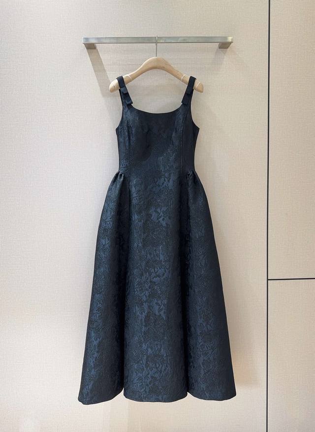 Tanyataylo*R家秋冬新品黑色连衣裙 采用吊带设计，方形领口，裙摆呈A字型。 裙子整体是黑色的，配有里料面料有暗纹提花图案，肩部蝴蝶结装饰使裙子在低调中