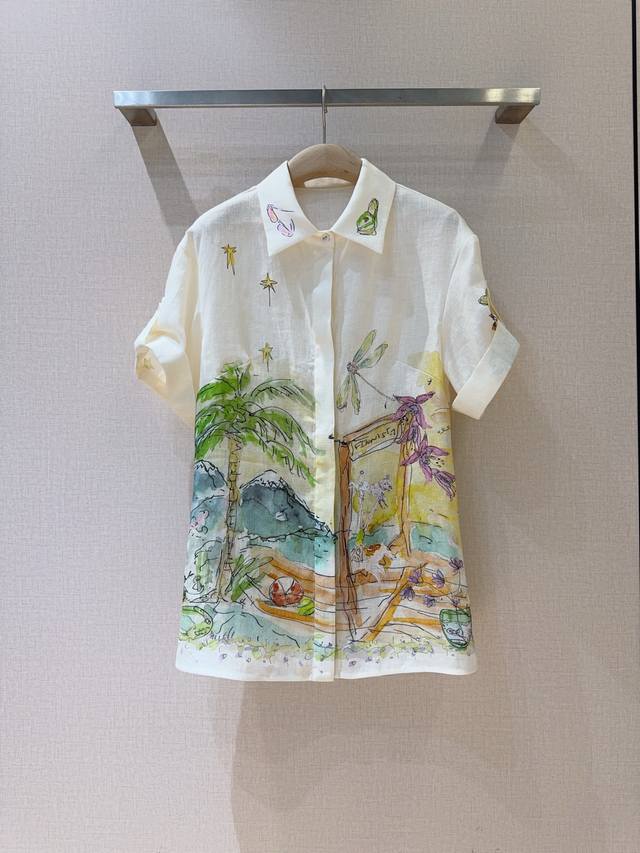 Alemai*S新品推荐 印花宽松短袖衬衫上衣，亚麻面料制成，棕榈树舒展、蜻蜓停驻，还有星星与花朵点缀。 手绘艺术与天然面料碰撞，把度假氛围穿在身上，度假氛围拉