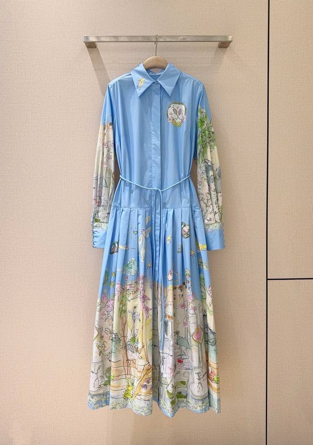 Alemai*S新品推荐 蓝色印花衬衫式连衣裙，棉质地定位大面积花卉印花，金典翻领设计，正面饰有隐藏式开合。 裙身和衣袖上有丰富的彩色印花图案，腰部拼接压褶大裙