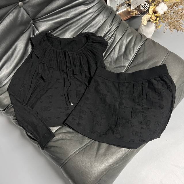 25早秋新款套装 压纹设计，荷叶领上衣半裙套装 单穿是纯欲女主，分开穿秒变时髦精~ 配长靴是甜酷辣妹，搭拖鞋是慵懒宅女 成套搭配起来黑白两色Sml