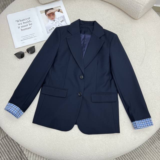 李兰迪同款 撞色格纹袖设计西装外套 藏蓝色很高级 时髦感在线 实穿性很高 可休闲可Ol 廓形剪裁的版型 干练利落 带有微垫肩设计袖口撞色格纹设计 细节感拉满 定