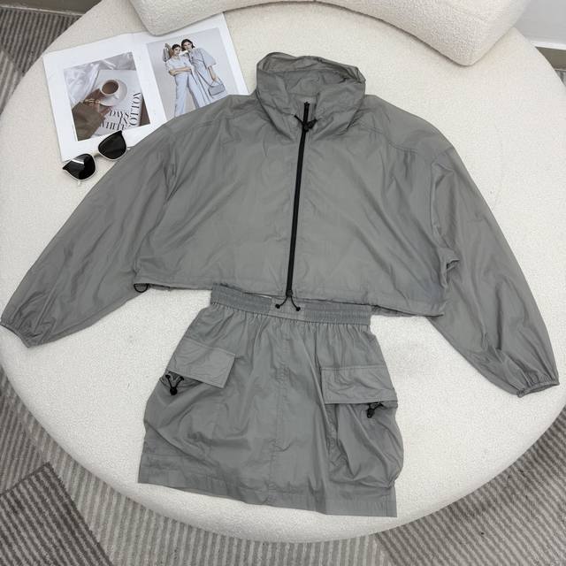 欧阳娜娜帅同款 小众 25春夏新品 帅气感立领小短款防晒外套双口袋高腰半裙 实穿性百分百的一套 休闲百搭的灰色 帅气随性很显肤色白 上一秒变街拍范 小短款立领外