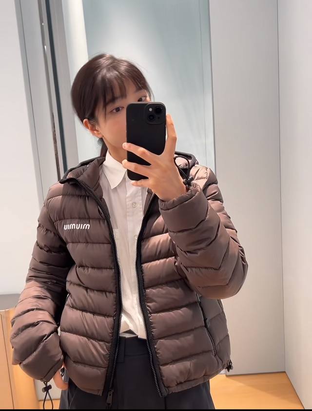 Miu Mi*美拉德色系白鹅绒连帽外套！ 简约而高级的设计，兼具实用性与时尚感的外套，无论是日常穿搭还是旅行出游都非常适合高级的美德拉色系与充满潮流感的剪裁。轻