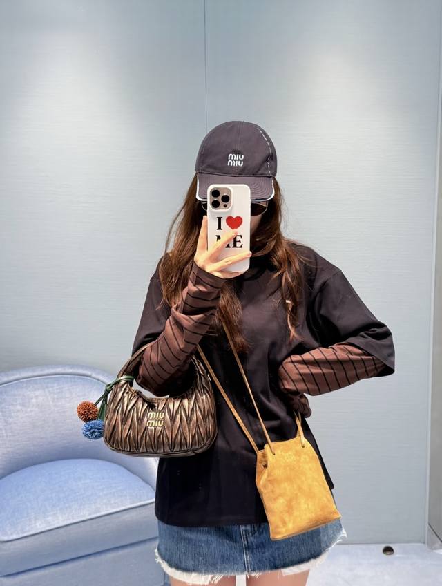 新款 最新Miu 25New 假两件拼接T恤 尺码：Sml