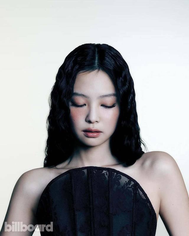 25Pf早秋Jennie 众多明星同款Markgong蕾丝鱼骨抹胸上衣Sml ：黑