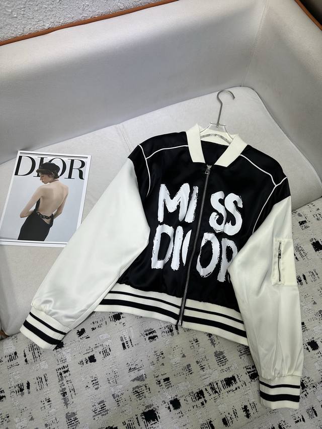 高品质 Dio*2025年秋冬新款棒球服外套 拼接罗纹设计 Miss Dior Logo更显大牌范儿 袖子上小口袋设计 两色 Sml