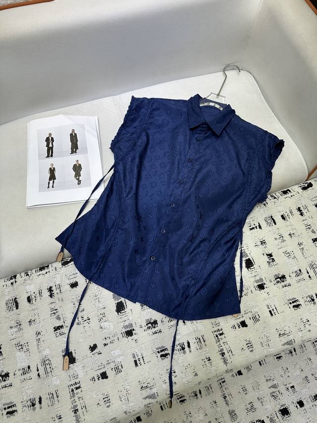 Louis Vuitton*2025早秋新款剪花上衣 设计时髦大气 休闲简约时尚 两色 Sml