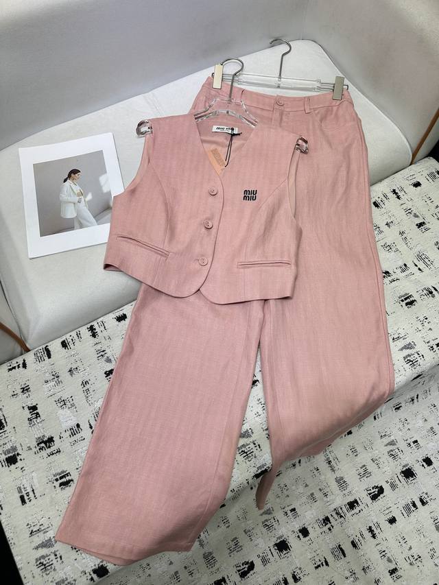 Miumiu*2025新款无袖马甲阔腿长裤 字母刺绣装饰 莱赛尔天丝麻料 面料超级柔软轻薄 凉感十足 两色 Sml