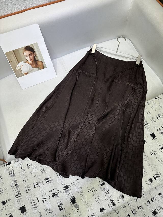 Fendi2025早秋半裙 经典咖色印花 身上大牌范十足 高品质 系列款 单色 Sml