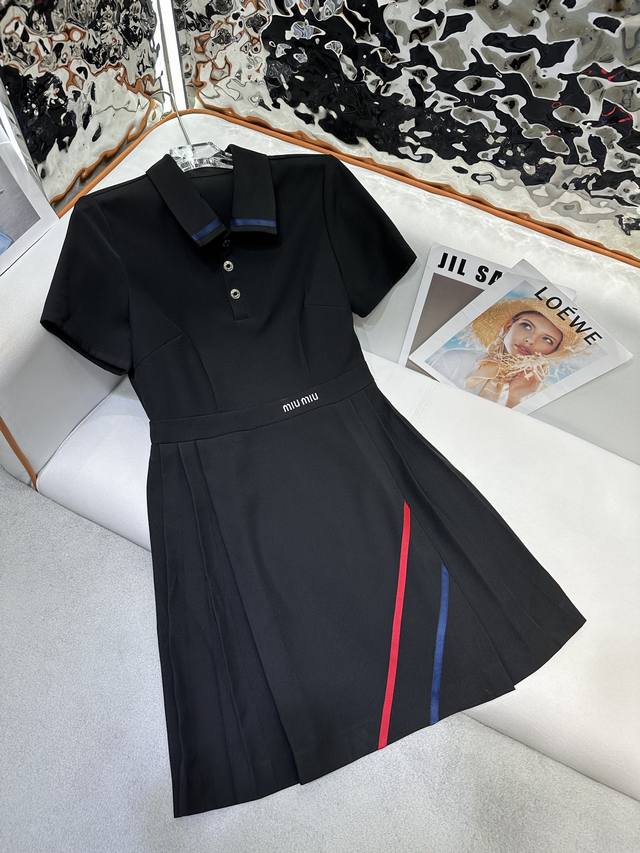 Miu Miu*2025春夏新款 翻领连衣裙 领口下摆织带设计 百褶拼接刺绣字母点缀 时尚减龄 两色 Sml