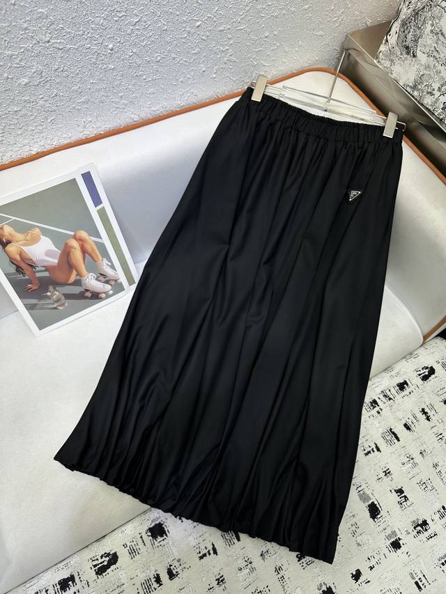 Prad*2025早秋新款半裙 松紧腰设计搭配三角牌Logo 裙尾设计松紧织带 百搭款式 黑色白色 Sml