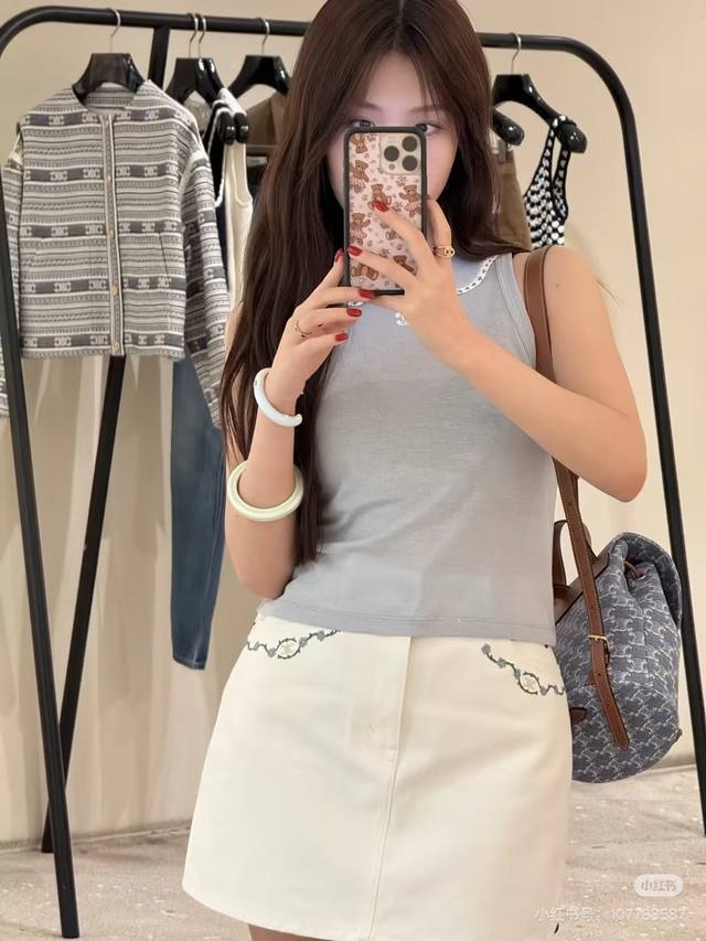 Celine2025新品 娃娃领无袖上衣。原版开发 高版出品！细腻柔软 弹力十足 精致娃娃领背心版型 特定面料Bingbing闪细节满分精致凯旋门娃娃领边点缀