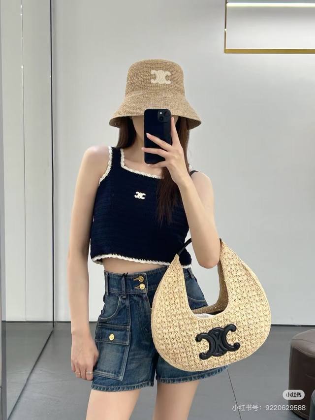 Celin*25夏季新款 经典凯旋门刺绣撞色花边钩针针织背心 经典的藏蓝色 勾勒出神秘而酷帅的基调，边缘撞色花边，整体增添了几分柔美与俏皮。胸口经典的白色标志，