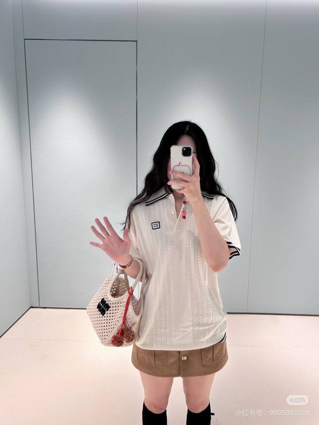 Miumi* 25Ss春夏新款 微标短款翻领针织上衣丨独家Yb开发！高版出品！翻领半开襟短袖剪裁 通体利用钩针肌理交织 勾勒出竖状条纹碰撞 胸口刺绣品牌字母徽标