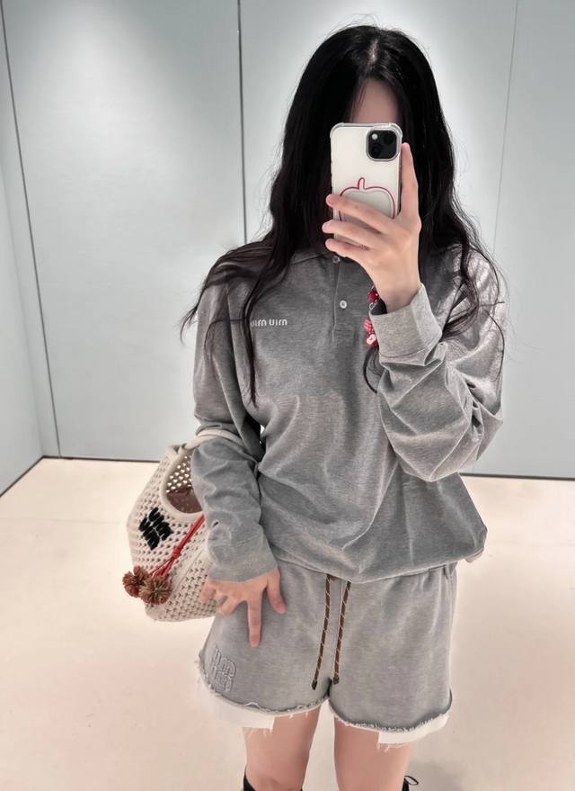 长袖 短裤 Miumi* 25Fw早秋新款 微标刺绣棉质长袖Polo衫中裤 原版开发！高版出品！灰色棉质丝棉面料 饰有品牌标识刺绣徽标 Polo领口 纽扣开合