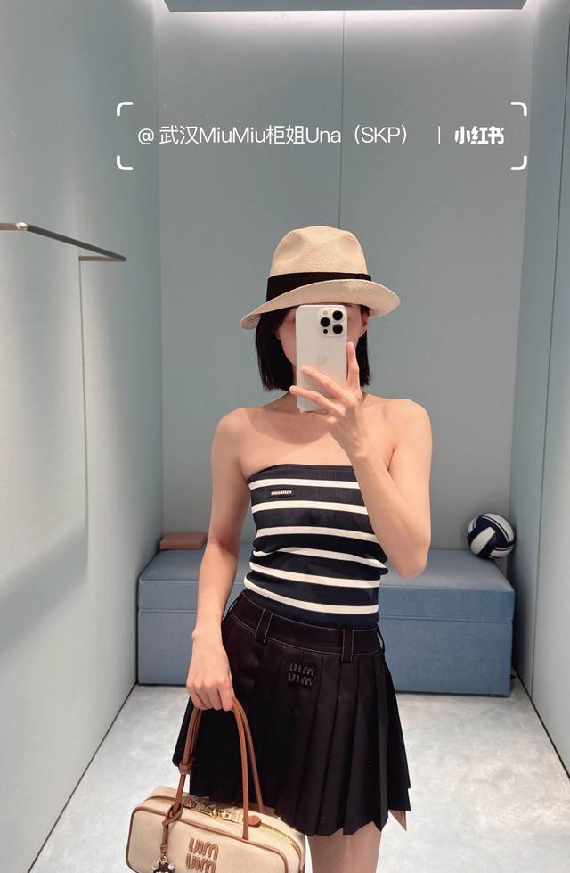 Miumi* 25Ss春夏新款 汔军蓝学院风少女压褶短半裙丨独家Yb开发！高版出品！进口斜纹精纺面料质感超赞！复古学院风文艺少女必入单品！定位贴布刺绣字母，版型