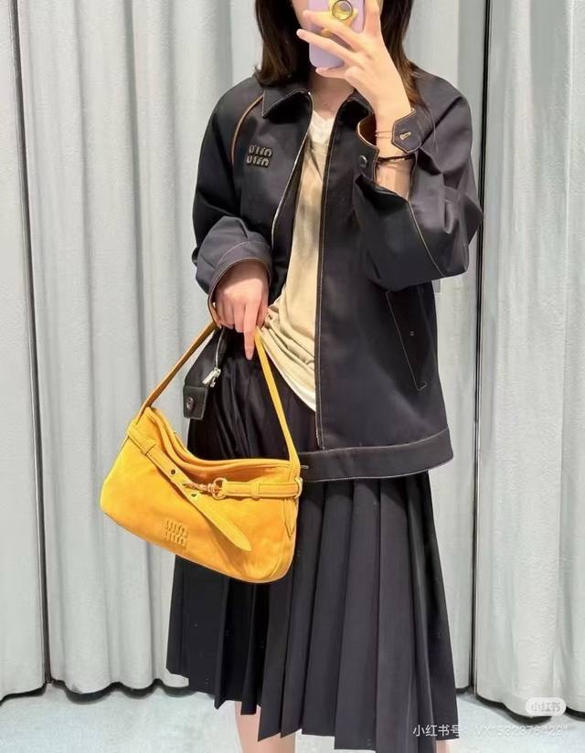 半身裙 Miumiu25Ss早秋新款 学院风藏蓝金线字母百褶中长裙 夹克外套 藏蓝色的基调搭配金色缝线，低调中透着高级感 完美诠释了英伦复古风 时髦感拉满 徽标