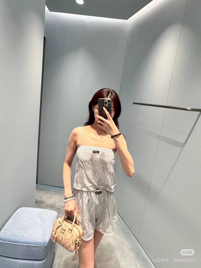 吊带 短裤 Miumi*2025夏季新款时髦花边真丝吊带背心短裤。采用百分百桑蚕丝面料，质感细腻，亲肤舒适。清爽条纹+蕾丝下摆，嗲到不行，细肩带设计藏不住的小性