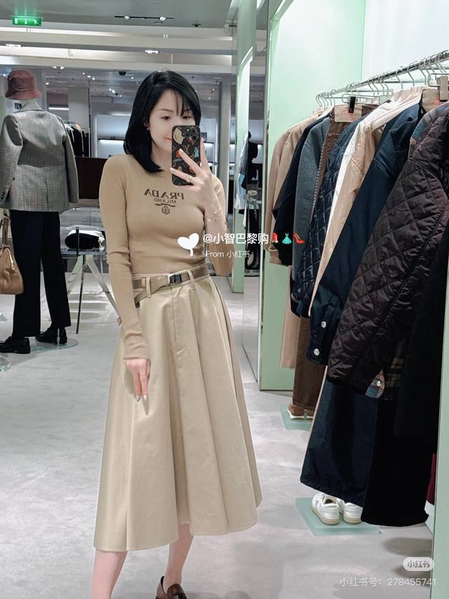 Prad*2025新品高腰伞裙 配腰带 原版开发 牛仔面料 质感高级 光泽垂顺 高腰伞裙版型 腰间配定制金属字母徽标腰带设计 收腰更显曲线美 搭配分量十足的伞状