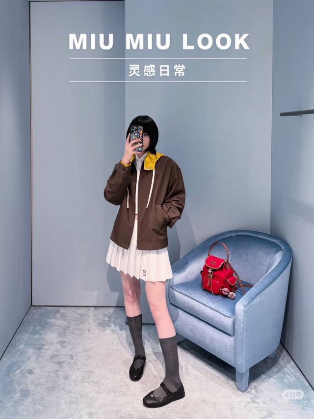 Miu Mi* 25Fw早秋新款 撞色连帽系扣西装夹克外套。帽子可拆卸，原版开发！高版出品！简约百搭的色系 随便搭配也不会出错 还能营造出干练的气质 宽松廓形休