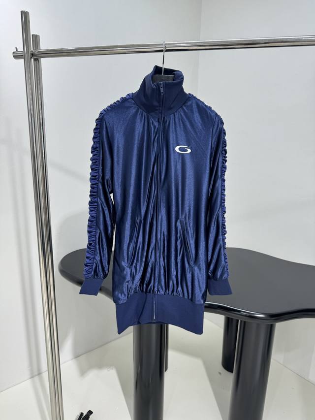 25早秋新品Fitted Tracksuit运动连衣裙 定制亮面运动平纹针织面料 胸部饰以Loop Sports Icon刺绣 褶饰衣袖饰带设计 正面2个拉链斜