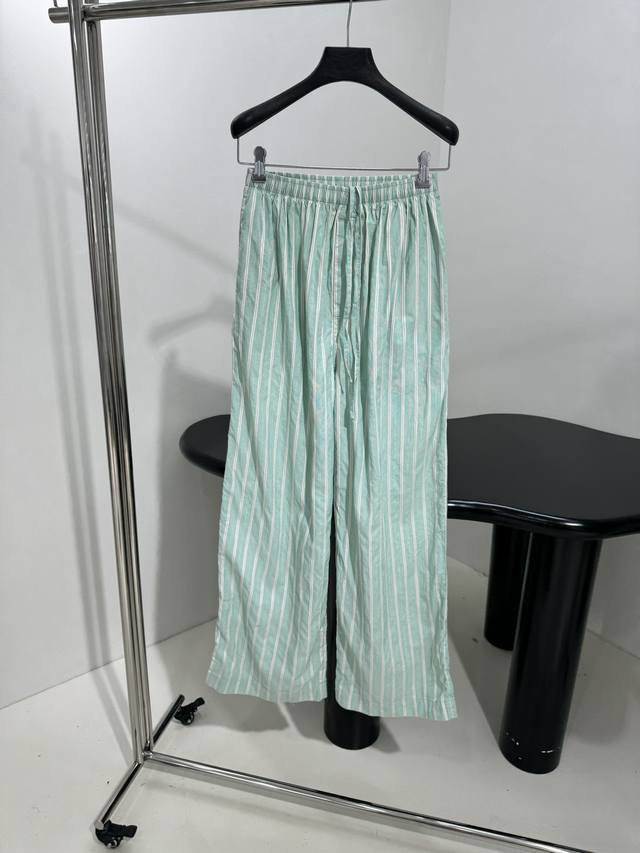 早秋新品Pyjama大号版型休闲长裤 定制色织绿色和白色垂坠条纹铜氨纤维混纺面料 宽松版型剪裁 对格对位剪裁 松紧抽绳腰头 可系列套装搭配 宽松版型 男女同款