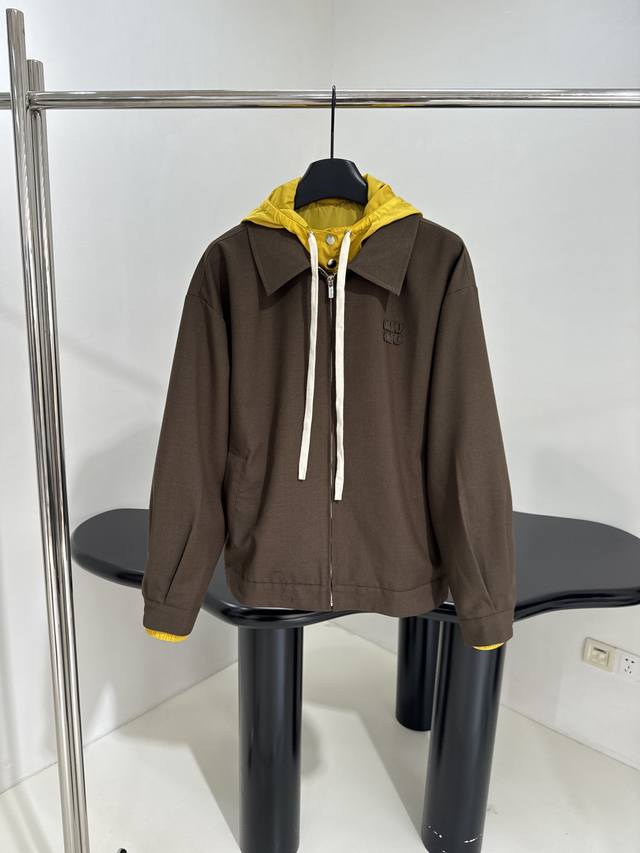 25新品科技Pongé和小山羊毛夹克 小山羊毛和科技面料 拼接府绸面料可拆卸抽绳连帽和弹力袖口 饰有品牌标识刺绣 翻领领口 拉链开合 男女同款 学院风 ：巧克力