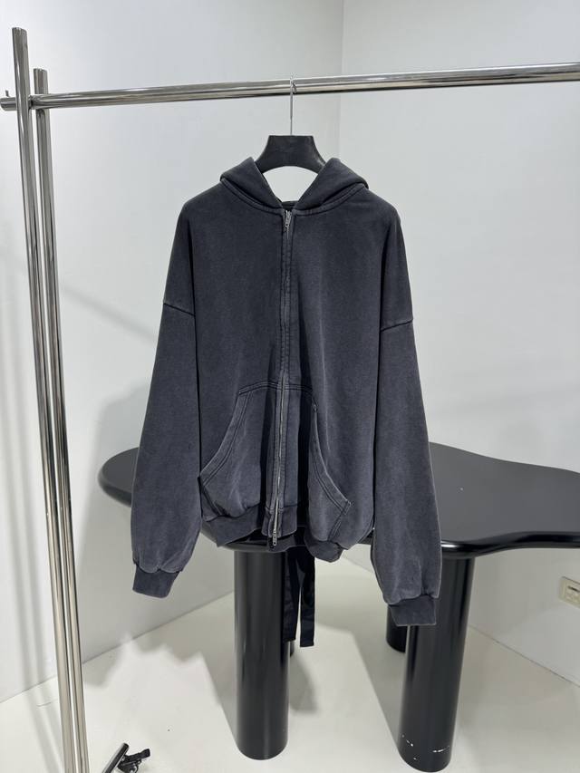 新品Lace-Up Hoodie系带拉链外套 同源褪色黑色干爽平纹针织面料 定制定染织带 背后全系带设计 可收腰 缩褶袖口和腰围 双头拉链开合 成衣洗水做旧 独
