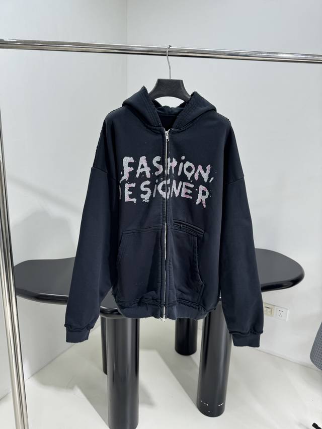 25早秋新品Fashion大号版型拉链外套 复古平纹针织面料 常规经典版型设计 正面饰以Fashion艺术作品印花 有意思的是 印花染料接近女孩指甲油的散粉Bl