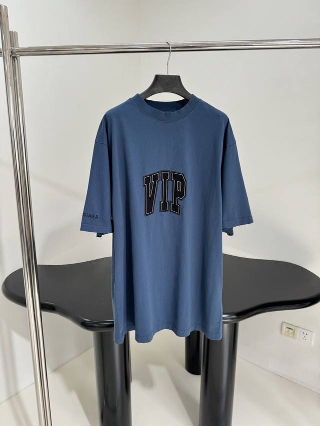 Vip Team Logo Boxy 大版型T恤 定制定染复古平纹针织面料 正面饰以Vip Team Logo刺绣 水洗褪色效果 整件磨破做旧 宽松版型 男女同