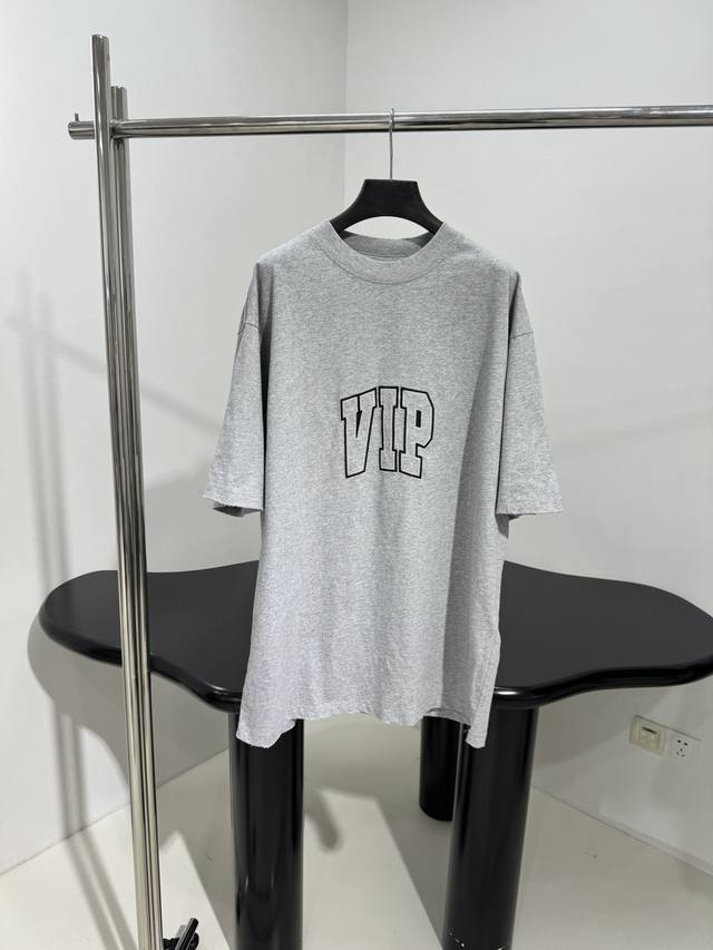 Vip Team Logo Boxy 大版型T恤 定制定染复古平纹针织面料 正面饰以Vip Team Logo刺绣 水洗褪色效果 整件磨破做旧 宽松版型 男女同
