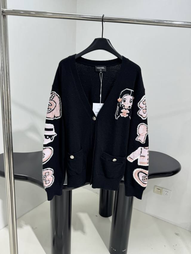 小香25早秋新品羊绒羊毛开衫 羊绒羊毛面料制作 手臂饰粉色品牌标识刺绣 点缀粉色徽标饰品 V领领口 纽扣开合 早秋精致小件 高版本 ：黑色 ：S M L
