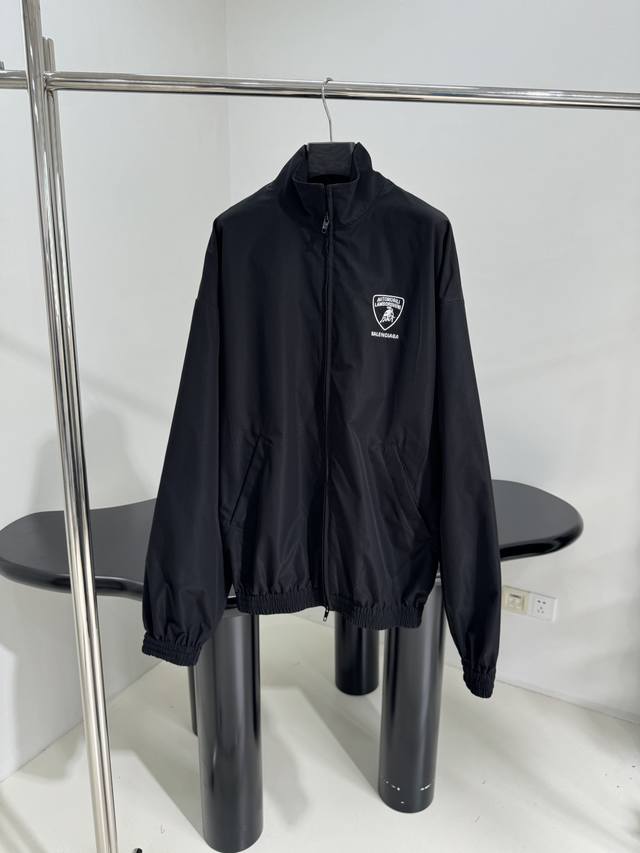 25新品｜Automobili Lamborghini联名合作廓形冲锋衣休闲裤套装 独家开发复古平纹针织 选用轻薄科技超细罗缎质地 经典常规版型剪裁 胸部和后背